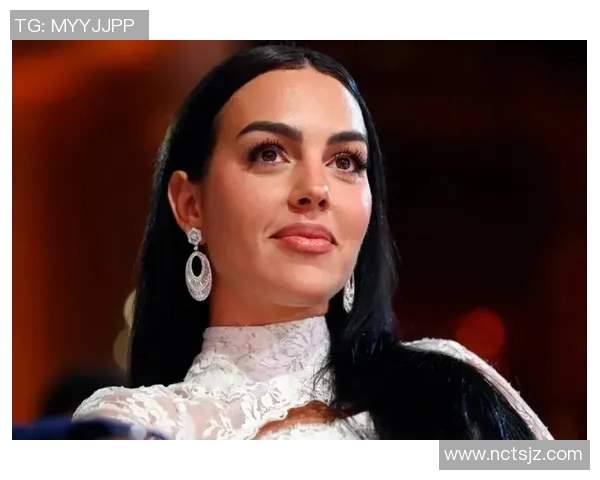 足球球星女友身材惊艳 网友惊叹其完美曲线与健康魅力